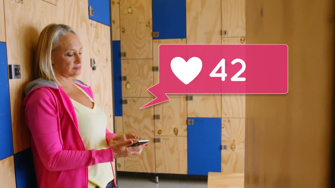 벽에 기대어 문자 메시지를 보내는 여자