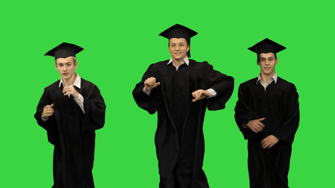 Tre laureati in toga e tocco che ballano in sincrono su Green Screen, Chroma Key.