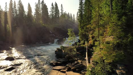 La-Cascada-Ristafallet-En-La-Parte-Occidental-De-Jamtland-Está-Catalogada-Como-Una-De-Las-Cascadas-Más-Hermosas-De-Suecia.