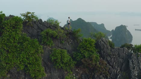 hombre con vistas a la bahía de ha long 01