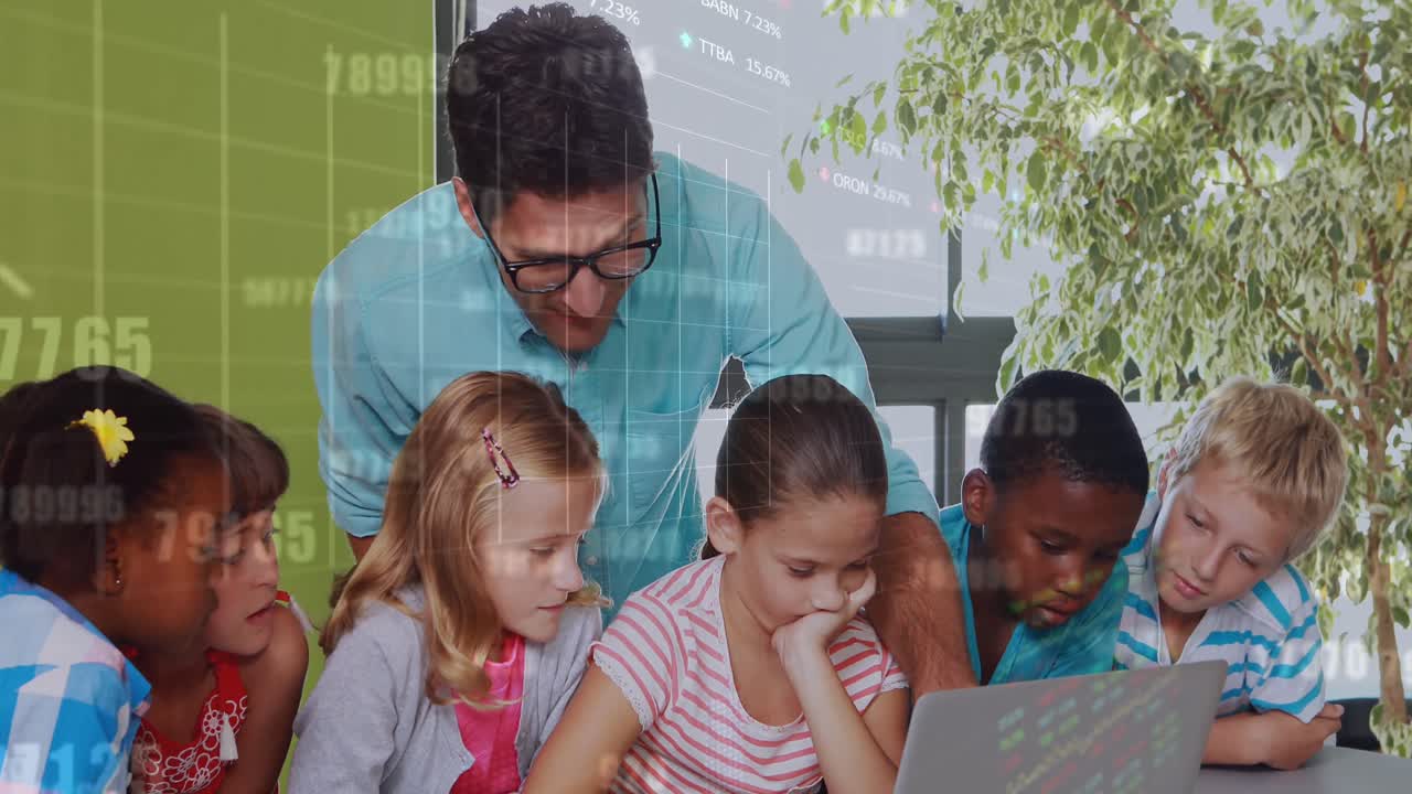 animación de gráficos y números sobre maestros varones y alumnos diversos usando computadoras portátiles