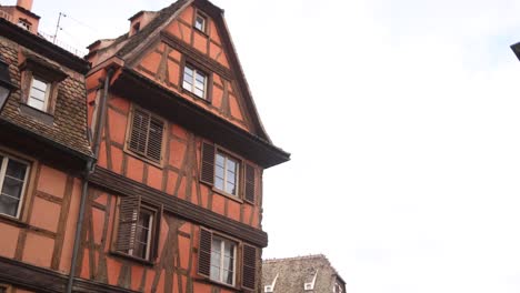 Coloridas-Casas-Con-Entramado-De-Madera-En-La-Región-De-Alsacia,-Estrasburgo,-Francia