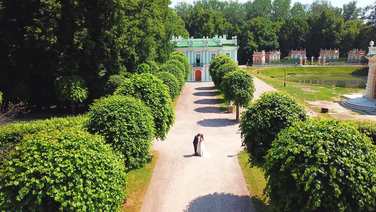 pareja de bodas en un jardín del palacio
