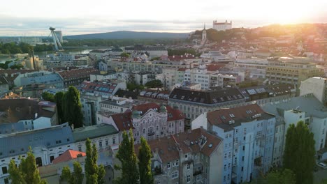 Toma-Aérea-De-Los-Hermosos-Edificios-Y-El-Paisaje-Urbano-De-Bratislava-En-Un-Día-Soleado,-Eslovaquia