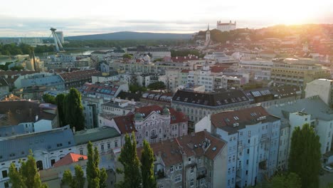 toma aérea de los hermosos edificios y el paisaje urbano de bratislava en un día soleado, eslovaquia