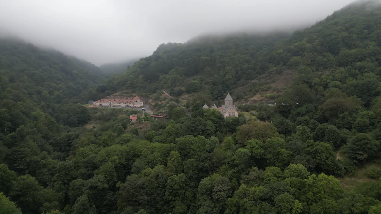 el monasterio de haghartsin en el bosque de misty mtn valley cerca de dilijan, armenia