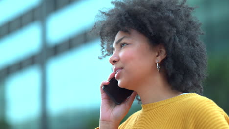 mujer hablando por telefono