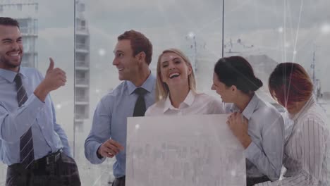 animación de diversos compañeros de trabajo celebrando en la oficina y puntos conectados sobre vista aérea de la ciudad