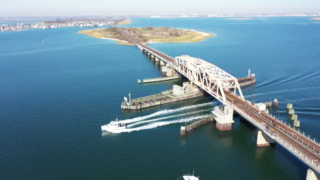 una toma aérea sobre una vía de tren elevada con un puente giratorio