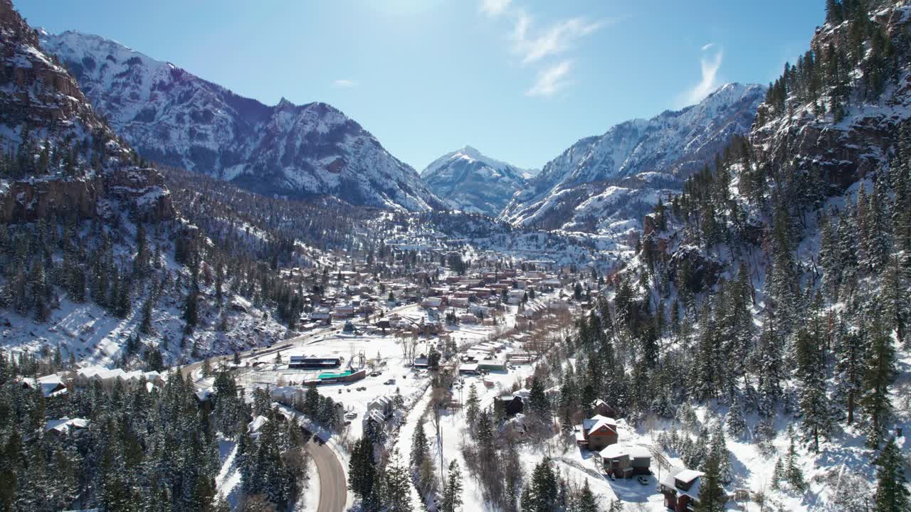 panorámica y reveladora toma de drones de ouray, colorado en un día soleado