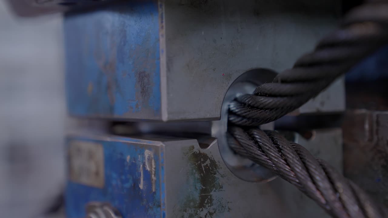 Hydraulic press clamping steel wire locking it with metal talurit swaged sleeve