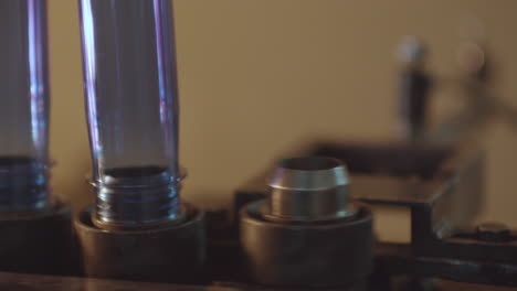 botellas de plástico en un robot en planta de llenado de agua