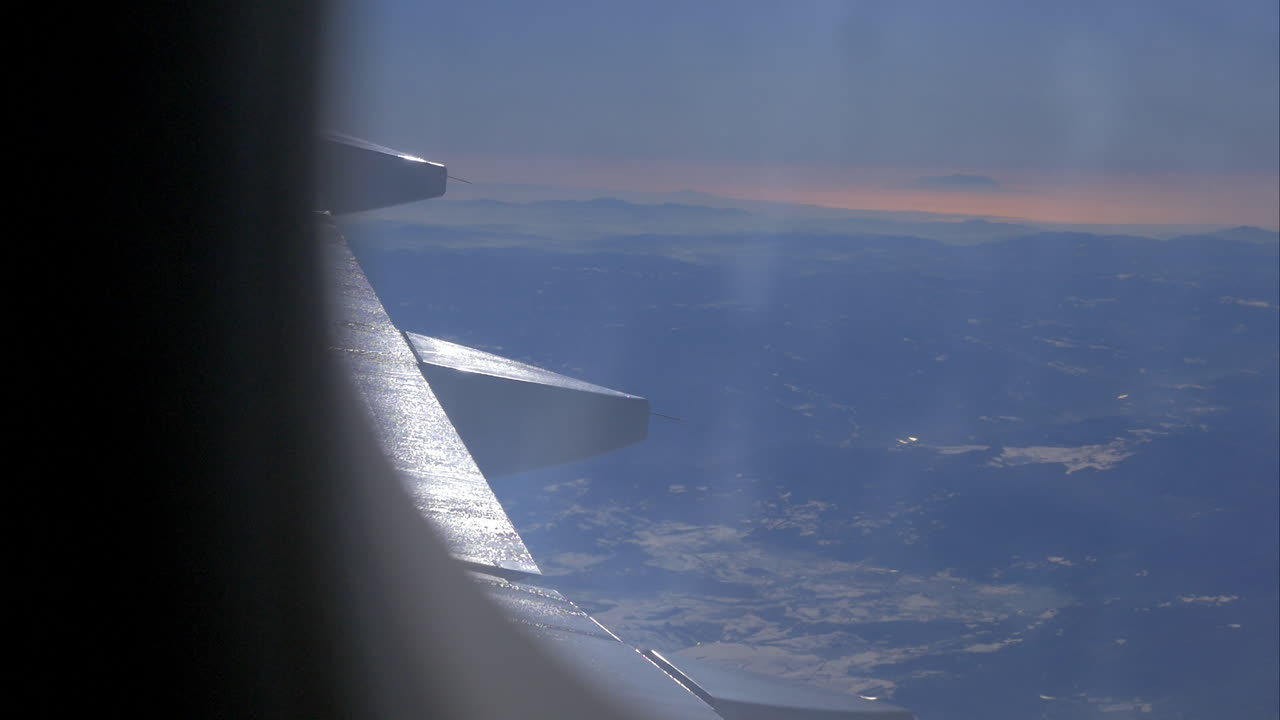 비행기 창문에서 높은 수준에서 비행기 날개와 그림 같은 산 풍경