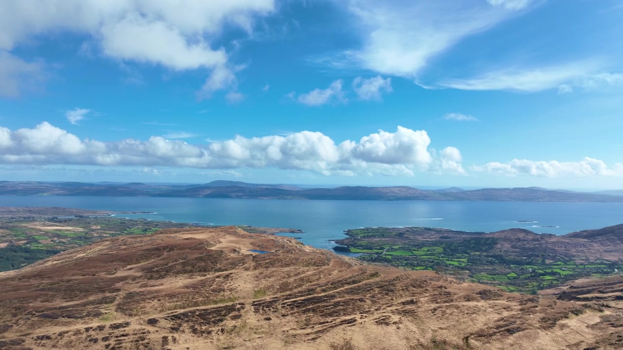 Panoramica aerea di Bantry Bay e West Cork dall'alto delle montagne a The Healey Pass Ireland Epic Locations.