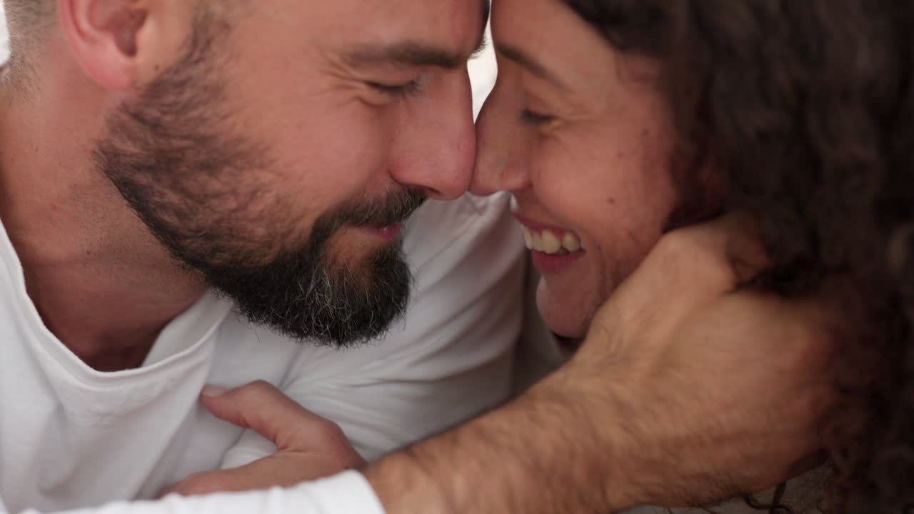 행복하고 사랑하고 신뢰하는 남자의 커플