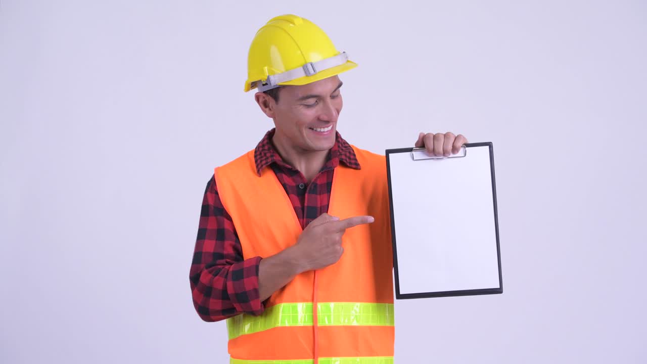 joven y guapo hombre hispano trabajador de la construcción