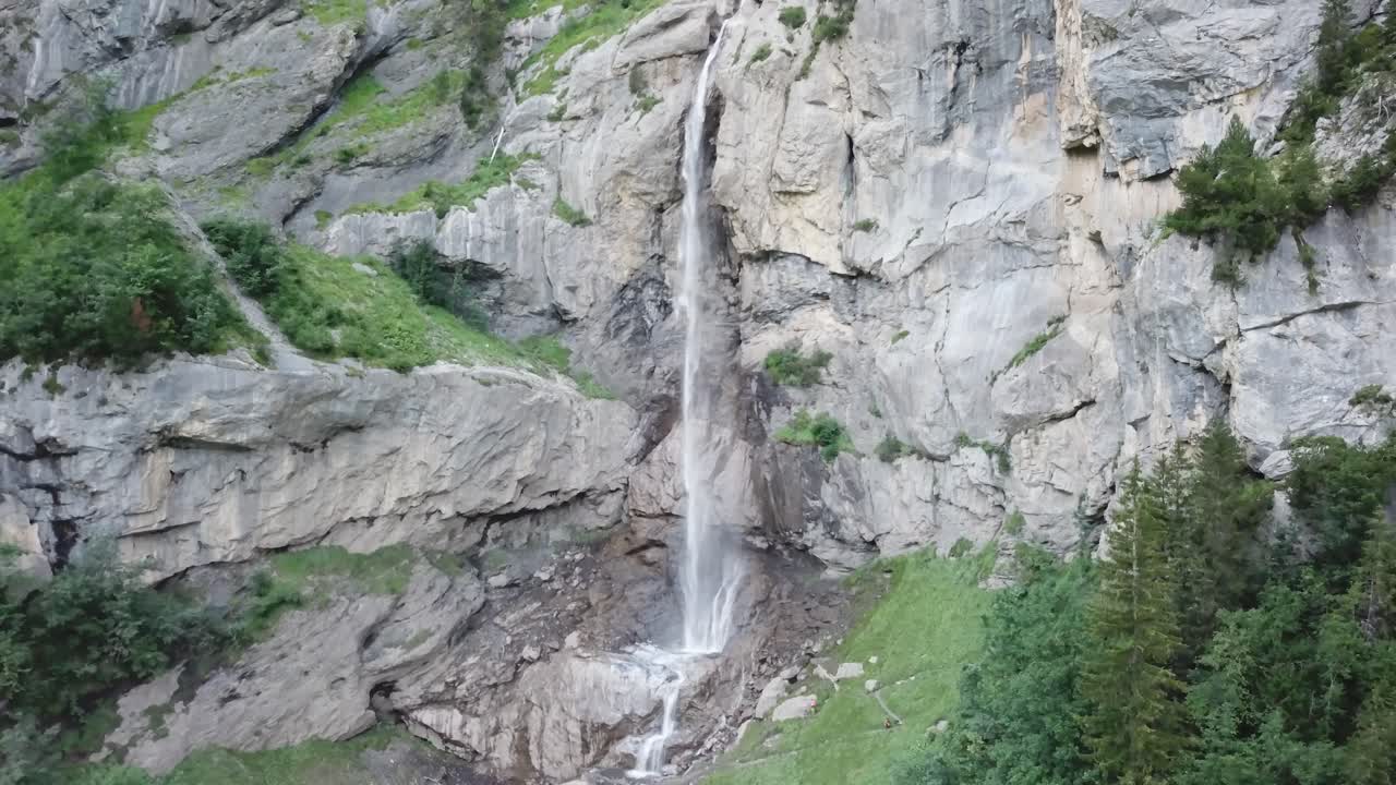 drone vuelo cascada almenbachfall berner oberland suiza