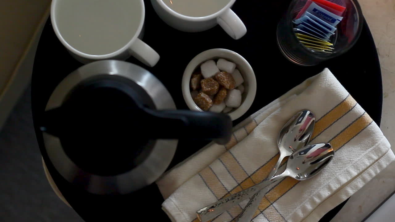 테이블 위에 커피와 설탕과 컵