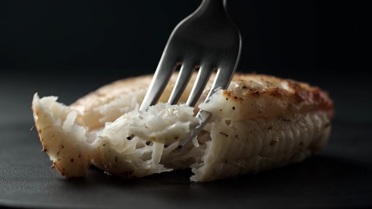 Effilochage à la fourchette d'un morceau de filet de poisson blanc cuit