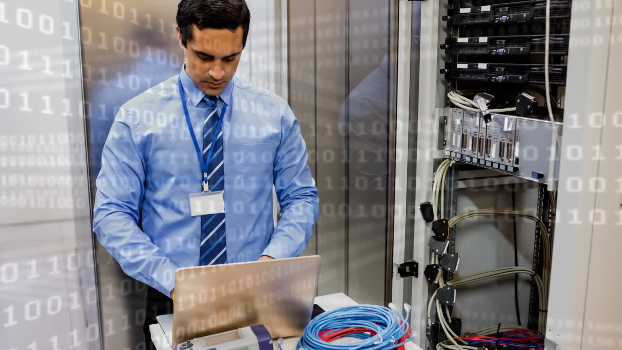 trabajando en una computadora portátil, es profesional en la sala de servidores con superposición de código binario