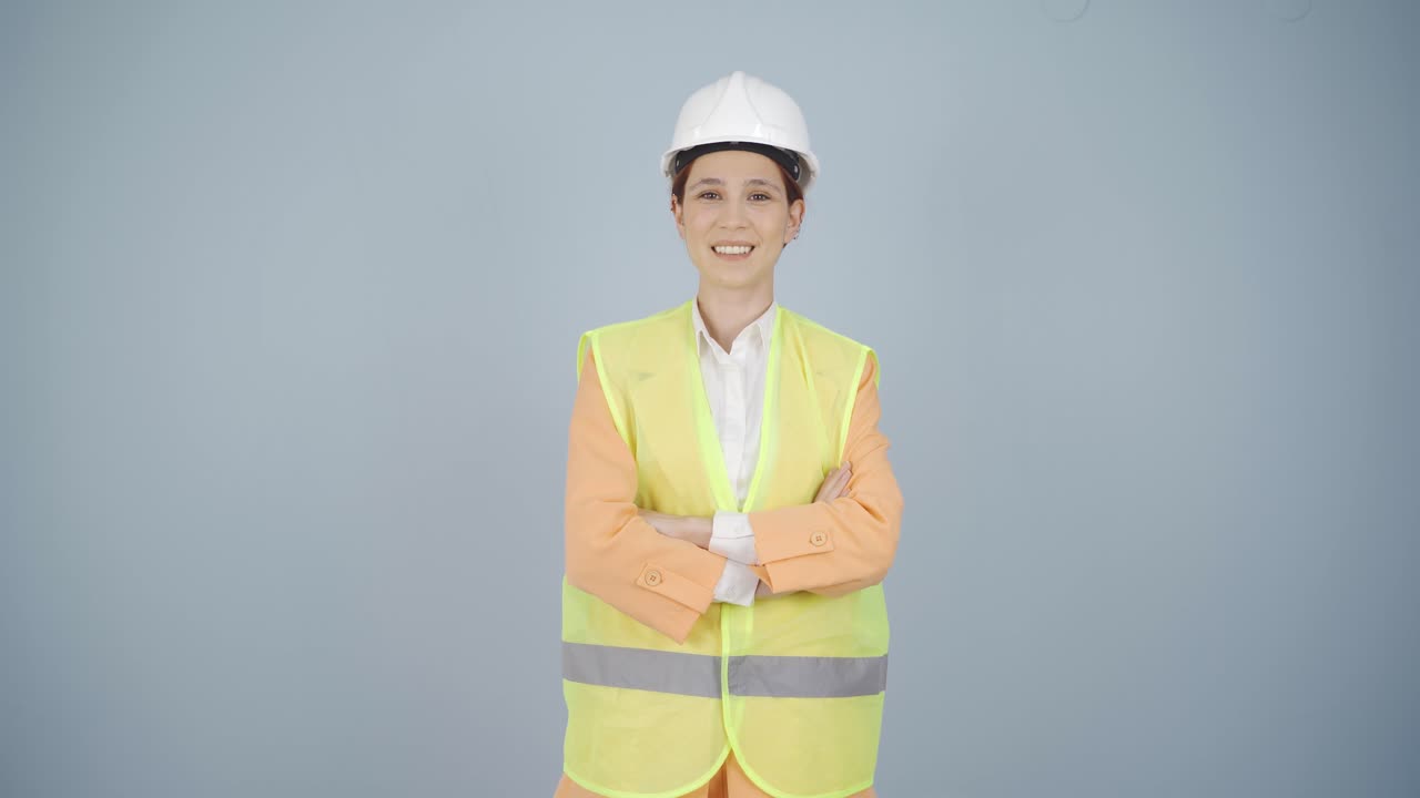 la ingeniera cruza los brazos y se ríe de la cámara.