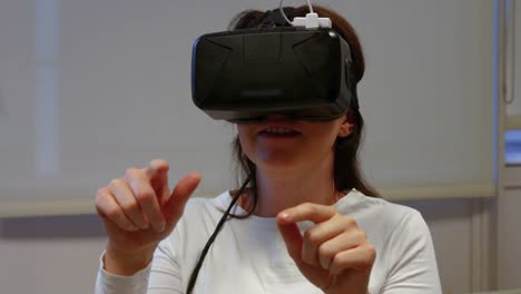 Frau-Benutzt-Oculus-Rift-Im-College