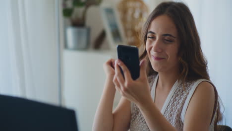 Mujer-Positiva-Compras-En-Línea-Smartphone