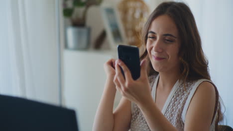 mujer positiva compras en línea teléfono inteligente