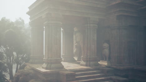 antiguo templo de piedra en una selva de niebla