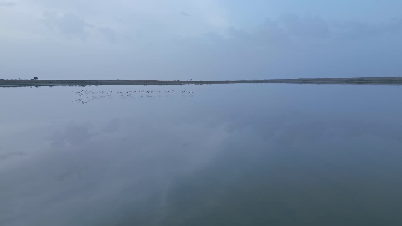 구름이 많은 날 새들과 함께 조용한 호수