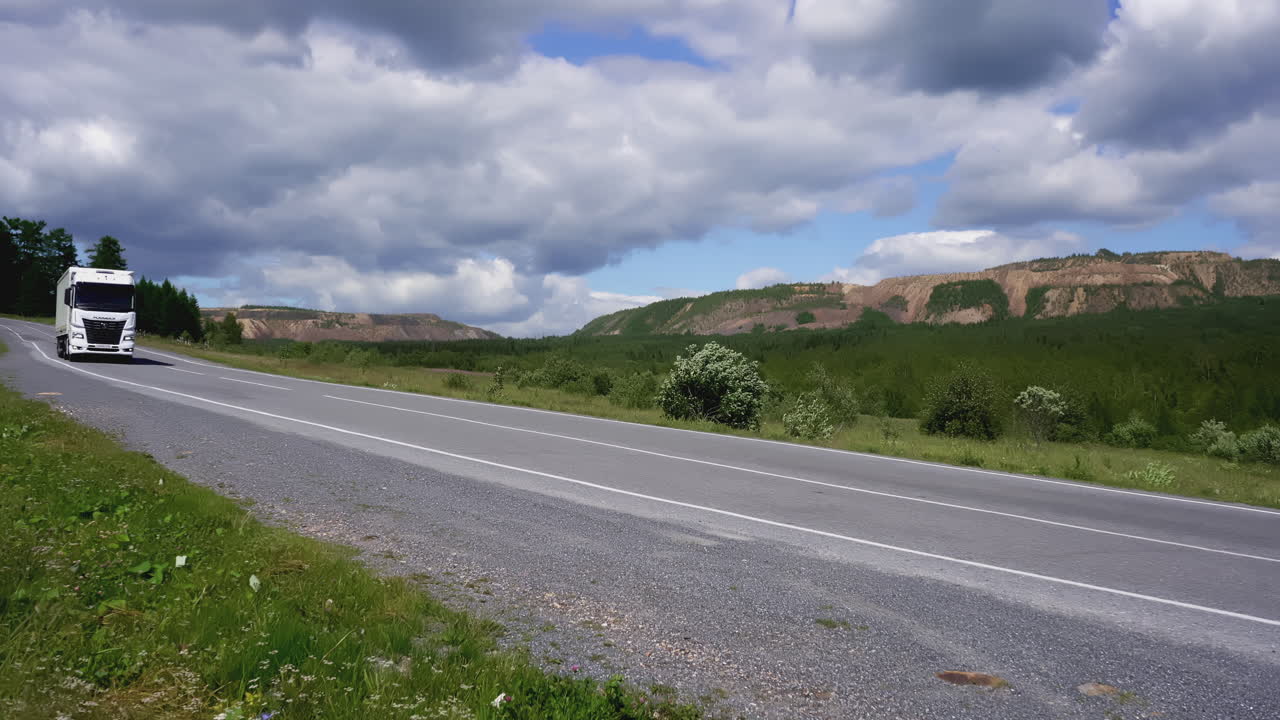 camión blanco en un camino de campo