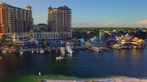 un puerto de florida con vida nocturna y entretenimiento cobrando vida al atardecer