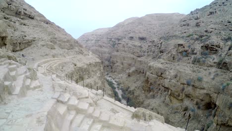panorama del monasterio ortodoxo de san jorge de choziba, en wadi qelt, en el este de la orilla oeste, jerusalén, israel, el wadi qelt o nahal prat, área montañosa en el norte del desierto de judea