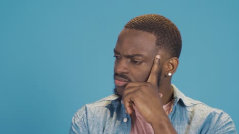 retrato de un joven negro pensativo y confundido.