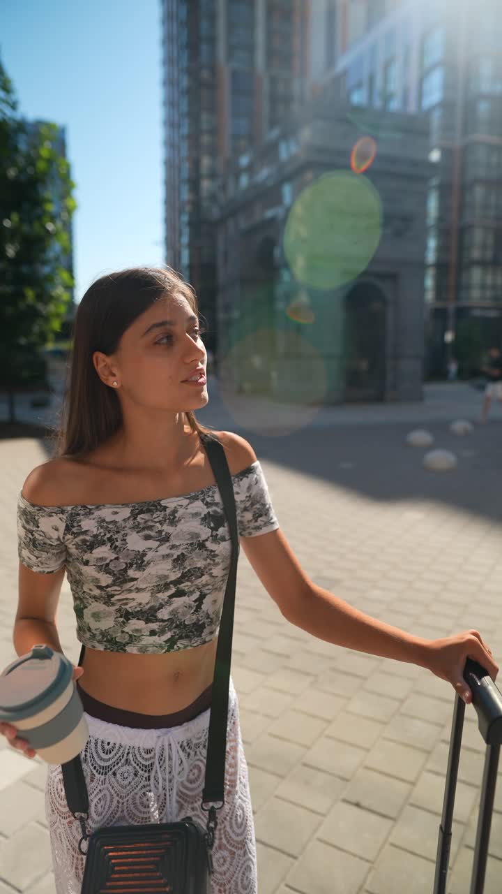 도시에서 가방을 들고 있는 여자