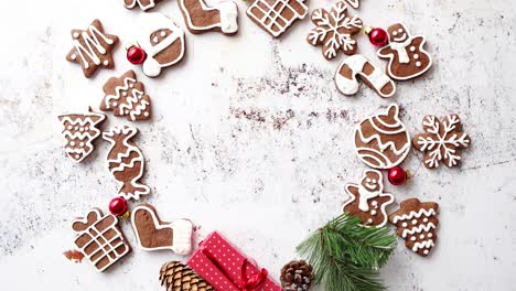 Verschiedene-Formen-Von-Weihnachtslebkuchen-Im-Kreis-Sortiert