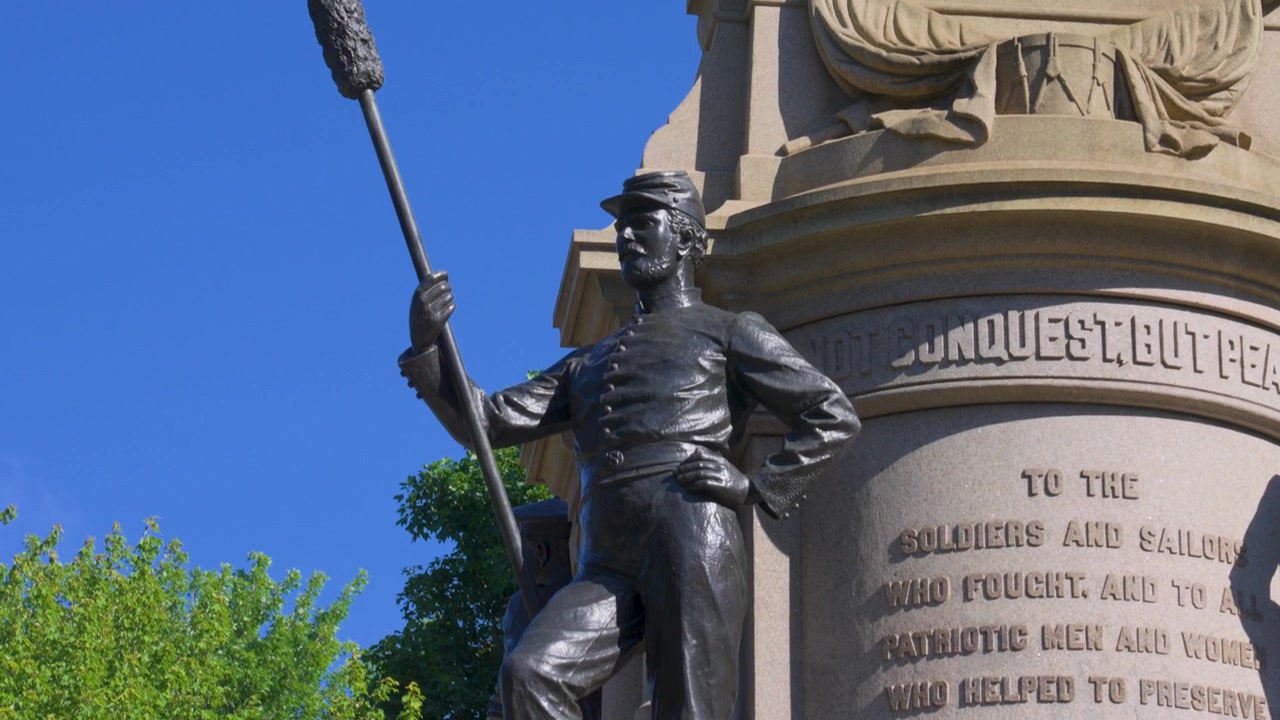 Plan rapproché avec un mouvement d'inclinaison pour révéler la taille de la statue