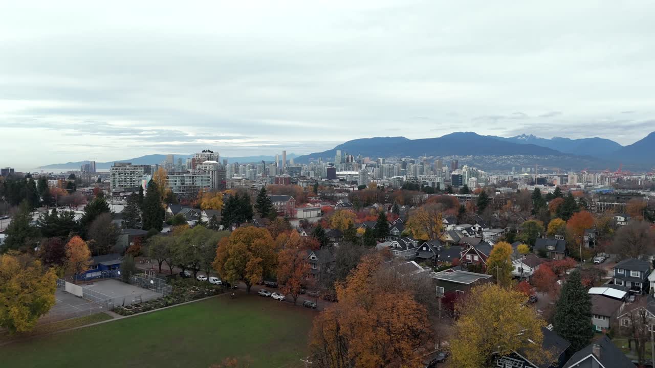 Paisaje otoñal en el barrio de Mount Pleasant en Vancouver, Canadá. Toma aérea con dron.