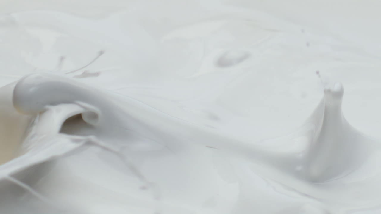 초속 스로우 모션으로 파인애플 우유를 뿌리는 과일 달한 디저트