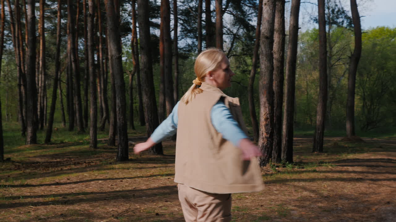 женщина наслаждается лесным пейзажем