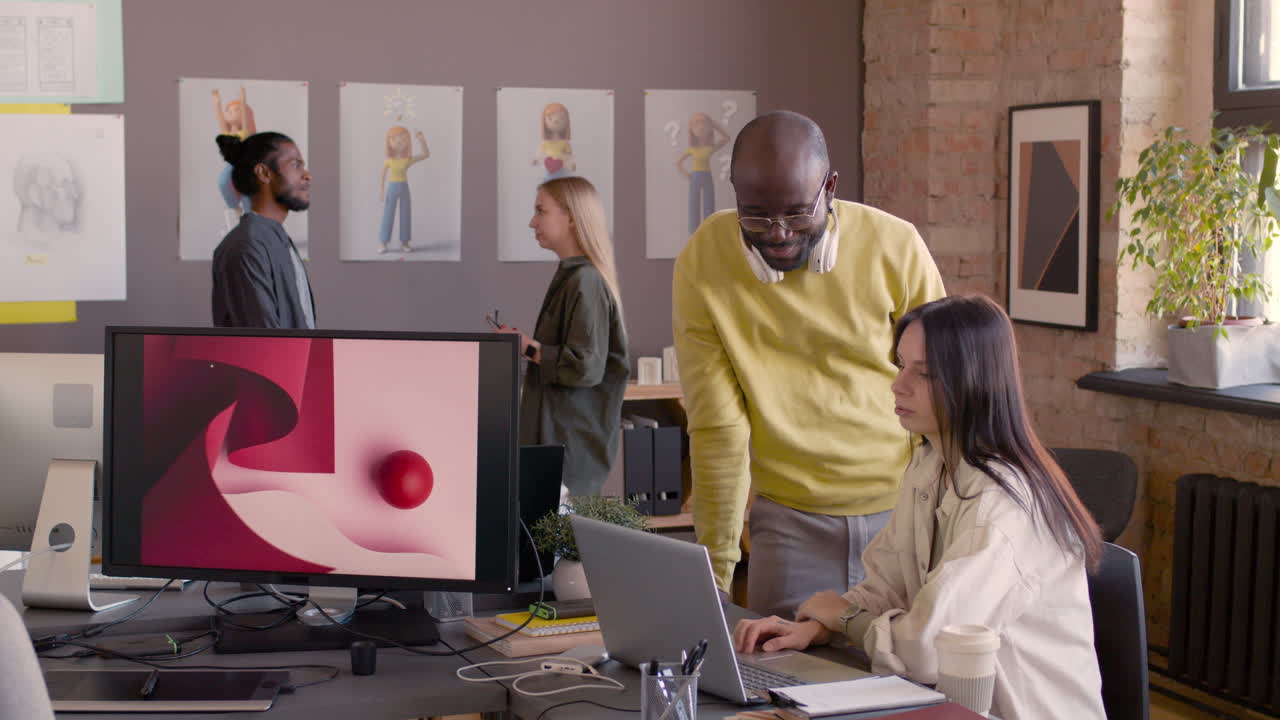 equipo multiétnico de diseñadores gráficos trabajando juntos en un estudio de animación 6