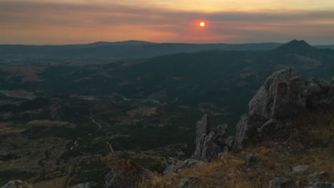 Timelapse-De-La-Puesta-De-Sol-Sobre-Las-Montañas-Y-El-Valle-Cerca-Del-Pico-De-Los-Reales-En-Estepona,-España