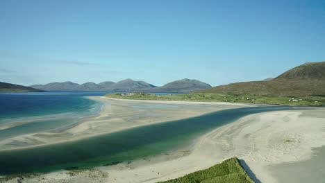 Tranquila-Y-Colorida-Agua-Del-Océano-Atlántico-Entre-La-Hermosa-Playa-De-Arena-De-Seilebost-En-La-Isla-De-Harris-En-Las-Islas-Hébridas-Exteriores-De-Escocia