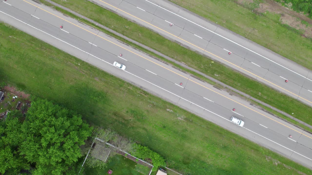 화창한 날 조용한 교외 지역에서 찍은 탑다운 샷