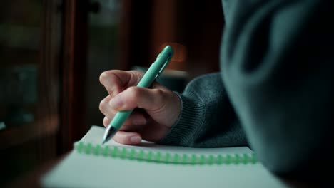 persona que escribe en un cuaderno