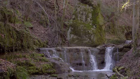 Solothurner-Schlucht-Mit-Wunderschönen-Kleinen-Wasserfällen-Führt-Zu-Einem-Ort-Der-Wahl,-Wo-Einst-Ein-Christlicher-Einsiedler-Lebte
