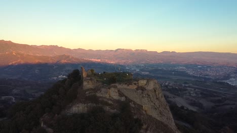 空中景色 美麗的日落在皮雷尼山脈