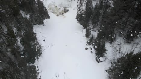 Gefrorener-Wasserfall-Mitten-In-Einem-Verschneiten-Wald