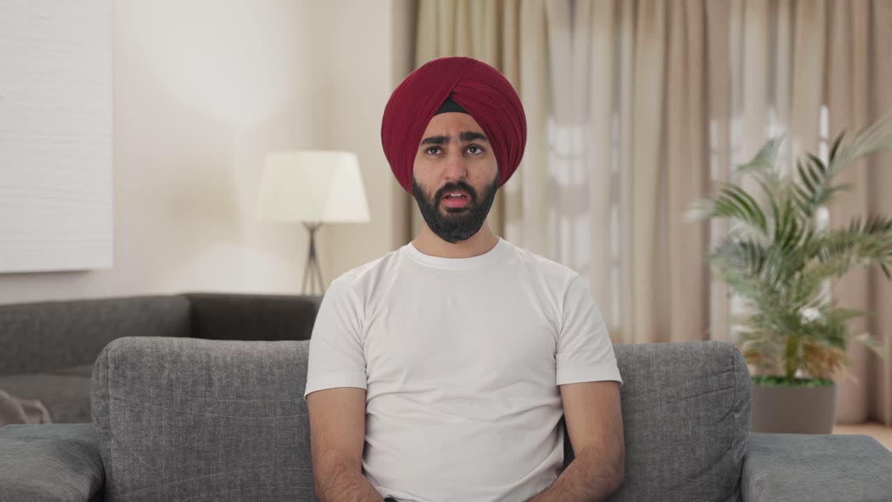 hombre indio sikh enfermo que sufre de resfriado y tos