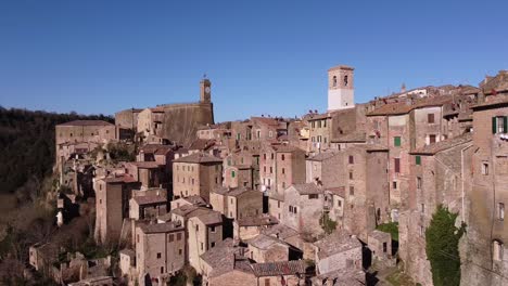 Vista-Aérea-De-La-Ciudad-De-Sorano-En-Toscana-Y-De-Masso-Leopoldino-Con-Su-Distintiva-Torre.